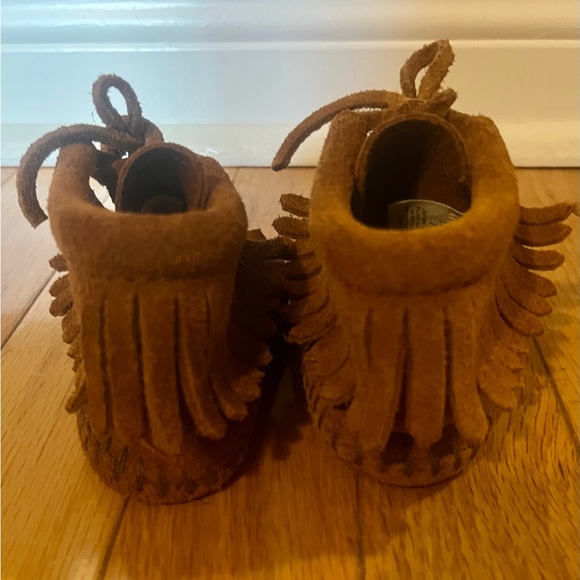 Minnetonka size 2 brown suede baby fringe boots - Picture 3 of 6